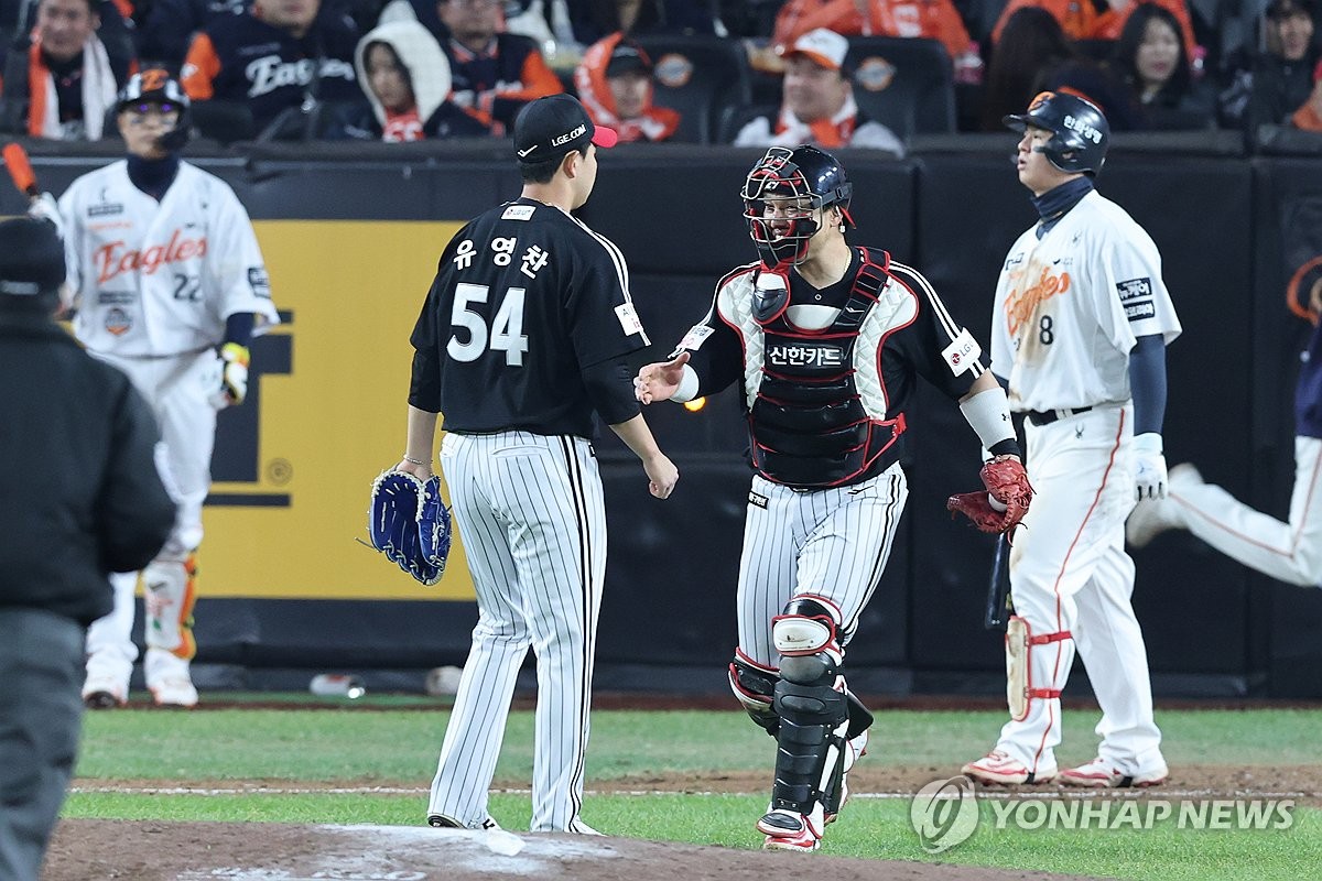 승리 기쁨 나누는 유영찬-박동원