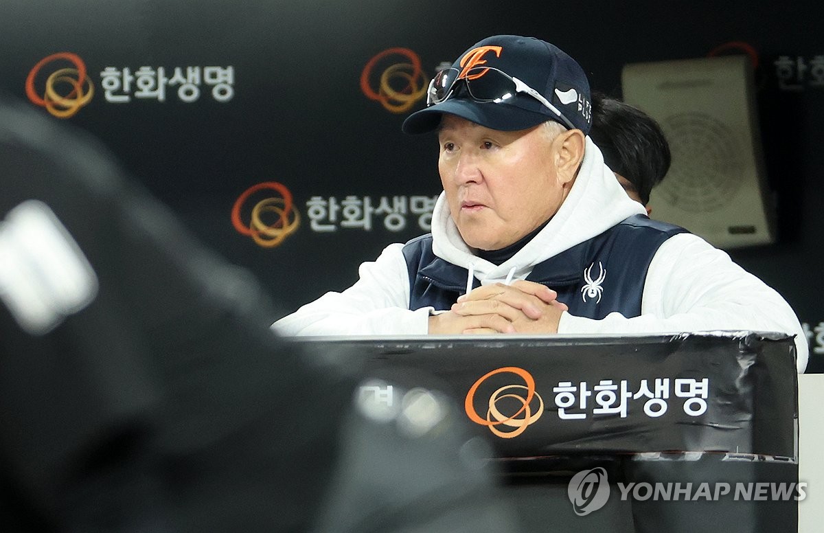 경기 지켜보는 김경문 감독