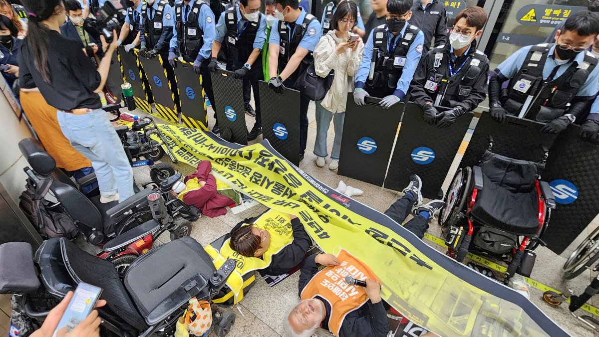 '다이인 시위'…전장연, 노동절 출근길 시위