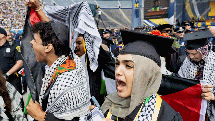 학사모 쓴채 "전쟁 멈춰라"…美대학 졸업식에서도 돌발 시위 