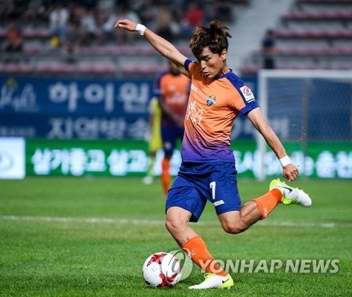 لاعب خط الوسط الكوري الجنوبي مون تشانغ -جين يتعاقد مع نادي شباب الأهلي الإماراتي - 1