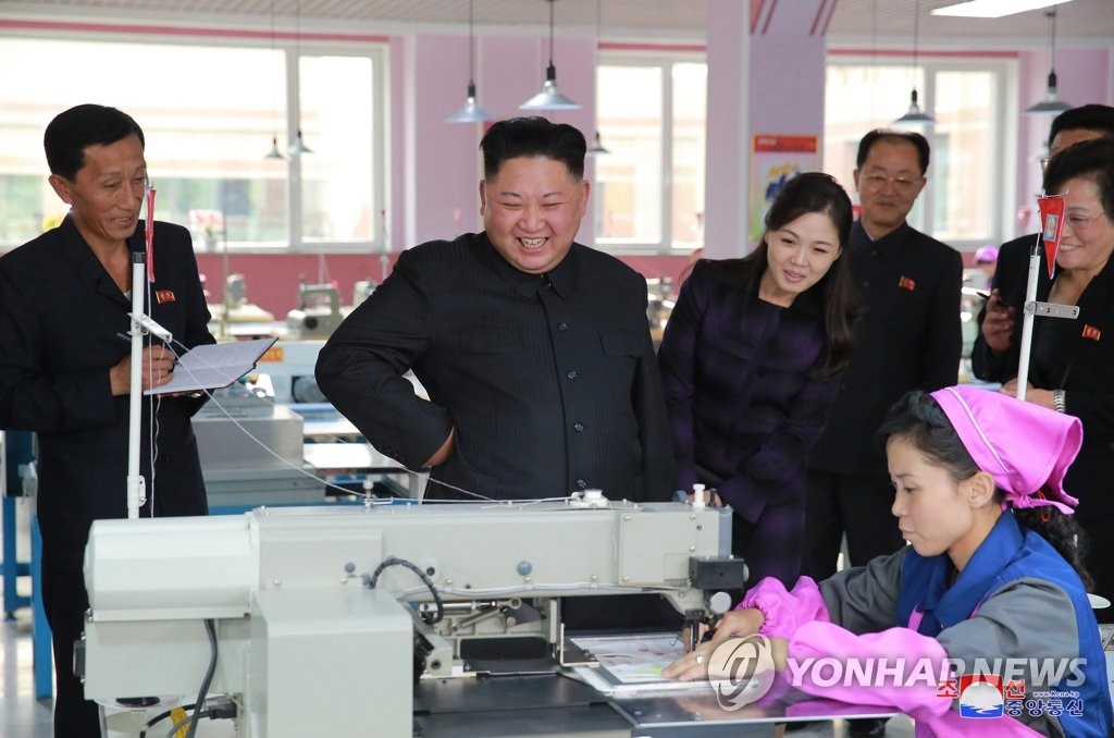 زعيم كوريا الشمالية يتفقد مصنع أحذية - 1