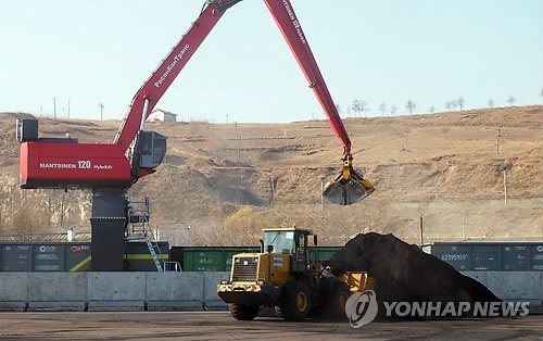 سيئول تحقق في شحنات غير قانونية من الفحم الكوري الشمالي وصلت إلى موانئ انتشون وبوهانغ العام الماضي - 1