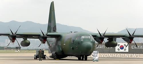كوريا الجنوبية ترسل طائرات عسكرية لتأمين المزيد من العباءات الطبية وسط جهود مكافحة فيروس كورونا - 1