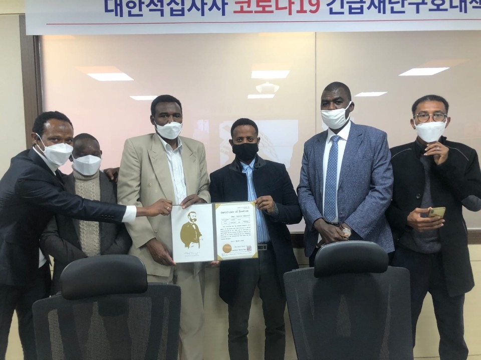 الجالية السودانية بكوريا تنفذ وقفة تضامنية مع الشعب الكوري وتقدم له دعما ماليا لمكافحة كورونا - 3