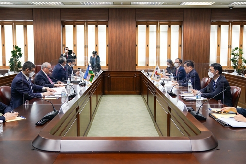 كوريا الجنوبية وأوزبكستان تبحثان سبل تعزيز التعاون الثنائي بينهما في التجارة ومشاريع التنمية - 2