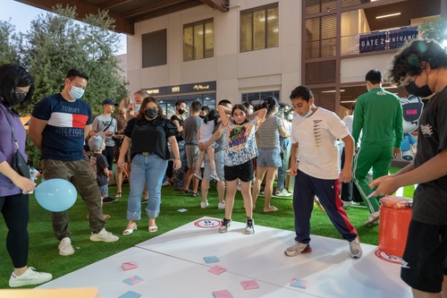تجربة الألعاب التقليدية الكورية المعروضة في لعبة الحبار تحظى بشعبية في دبي - 2
