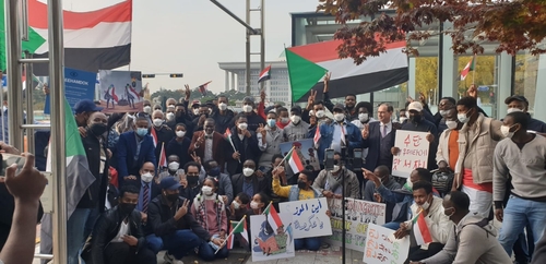 السودانيون بكوريا ينظمون وقفة احتجاجية أمام البرلمان بسيئول لإدانة الانقلاب العسكري