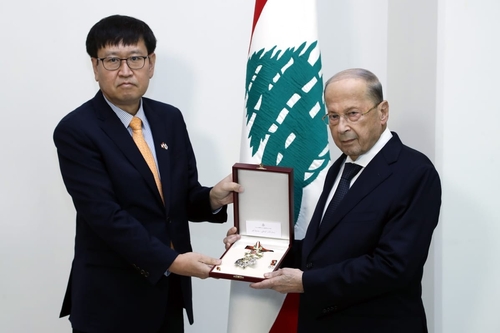 السفير الكوري في لبنان يتسلم وسام الأرز الوطني من الرئيس اللبناني ميشال عون
