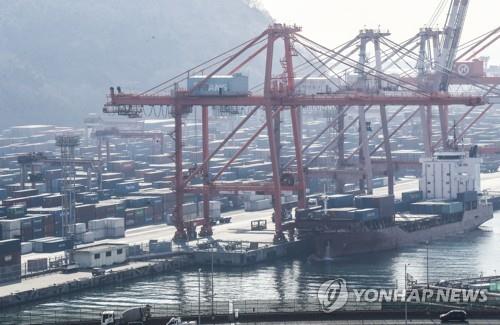 (جديد) كوريا الجنوبية تشهد ارتفاع الصادرات بنسبة 20.6% في فبراير لتسجل أول فائض تجاري في 3 أشهر