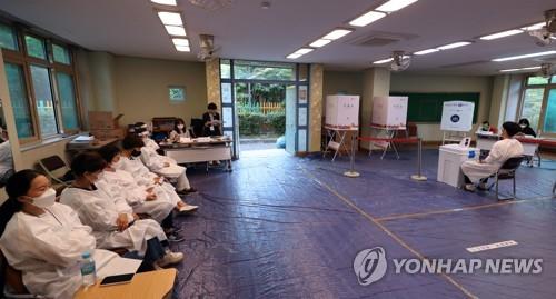 حالات الإصابة الجديدة بكورونا في كوريا تقل عن 10 آلاف وسط تباطؤ الفيروس - 1