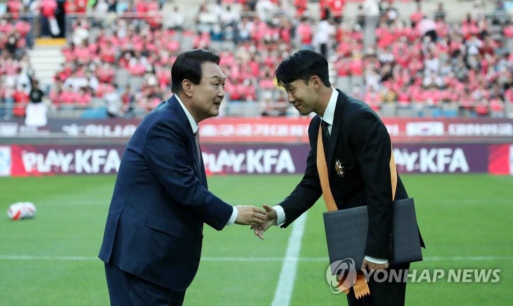 الرئيس «يون» يمنح «سون هيونغ-مين» أعلى وسام وطني رياضي - 1