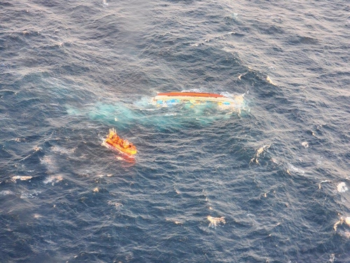البحث عن 4 مفقودين بعد انقلاب قارب صيد في المياه قبالة جزيرة جيجو
