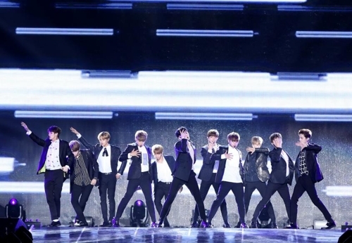 8月7日晚8时，在首尔天空巨蛋，人气男团Wanna One举行出道演唱会“Wanna One Premier Show-Con”。图为演唱会现场。（韩联社）