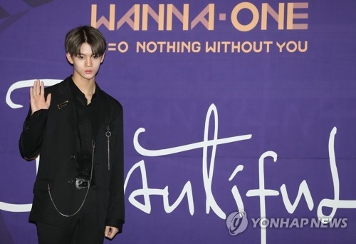 Wanna One裴珍映摆姿势供媒体拍照。（韩联社) 