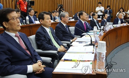 Finance Minister Yoo Il-ho (4th from L) speaks during a parliamentary hearing in Seoul on Sept. 8, 2016. (Yonhap)