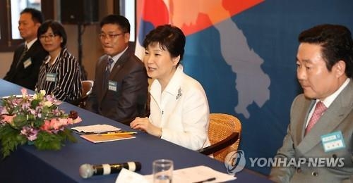 President Park Geun-hye (2nd R) speaks during a meeting with South Korean residents in the Laotian capital of Vientiane on Sept. 8, 2016. (Yonhap)