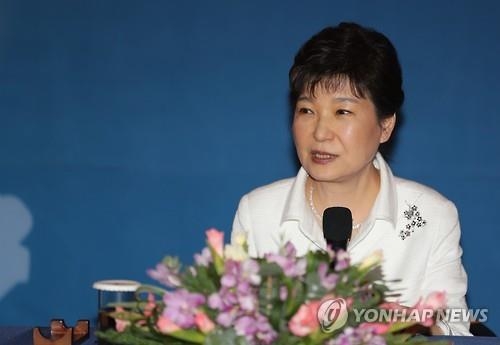 This photo, taken on Sept. 8, 2016, shows President Park Geun-hye speaking during a meeting with South Korean residents in the Laotian capital of Vientiane. (Yonhap)