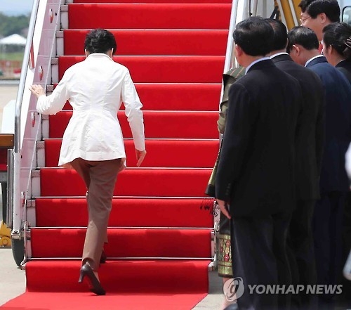 This photo taken on Sept. 9, 2016 shows President Park Geun-hye hurriedly walking up the stairs to her flight in Laos following a nuclear test in North Korea. (Yonhap)