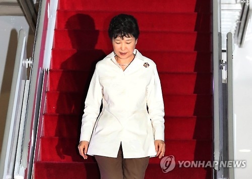 President Park Geun-hye walks downs the stairs from her plane upon arrival at Seoul Air Base, a military airport in Seongnam, south of Seoul on Sept. 9, 2016. (Yonhap)