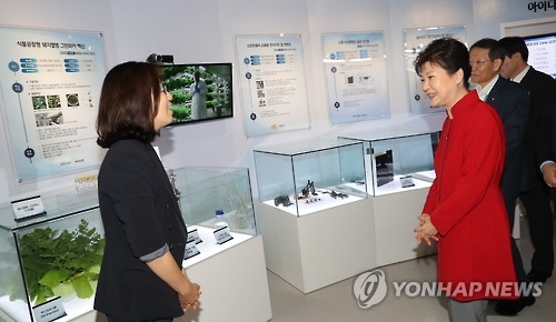 President Park Geun-hye (R) visits a creative economy innovation center in the southern port city of Pohang, some 360 kilometers southeast of Seoul, on Sept. 29, 2016. (Yonhap)