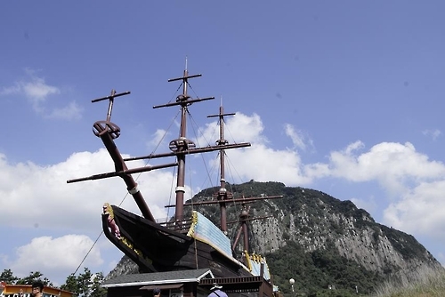 A replica of the Dutch ship that arrived on Jeju Island in 1653, with 36 sailors aboard. Among them was Hendrick Hamel, who wrote a journal about his 13-year stay in the Joseon Dynasty (1392-1910). (Yonhap)