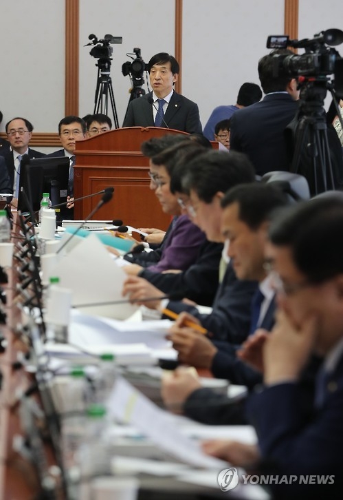 Bank of Korea Gov. Lee Ju-yeol speaks during the National Assembly's audit of the central bank at the bank headquarters in Seoul on Oct. 4, 2016. (Yonhap)