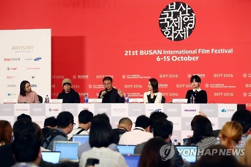 Director Zhang Lu speaks during a news conference for "A Quiet Dream" at the Busan International Film Festival on Oct. 6, 2016. (Yonhap)