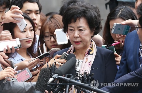 Shin Young-ja, the head of Lotte Foundation and daughter of the Lotte Group founder, appears before the Seoul Central District Prosecutors' Office on July 1, 2016, to undergo questioning over allegations she received bribes from the former chief of a local cosmetics brand who is at the center of a high-profile lobbying scandal. (Yonhap) 