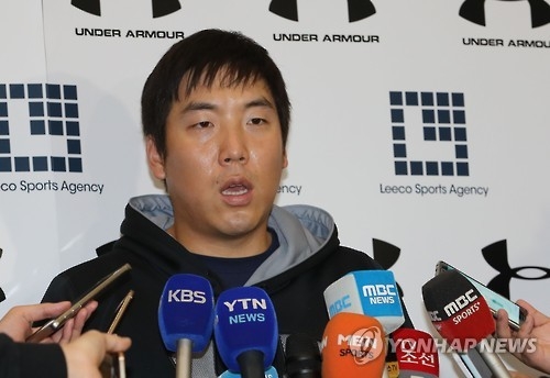 Kim Hyun-soo of the Baltimore Orioles speaks to reporters at Incheon International Airport on Oct. 13, 2016. (Yonhap)