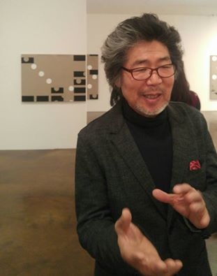 Artist Kim Yong-ik explains his work during a media event at the Kukje Gallery in Seoul on Nov. 22, 2016. (Yonhap)