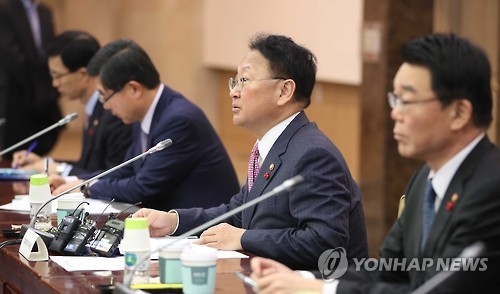 South Korea's Finance Minister Yoo Il-ho (2nd from R) speaks at a meeting on fiscal spending in Seoul on Jan. 4, 2016. (Yonhap)