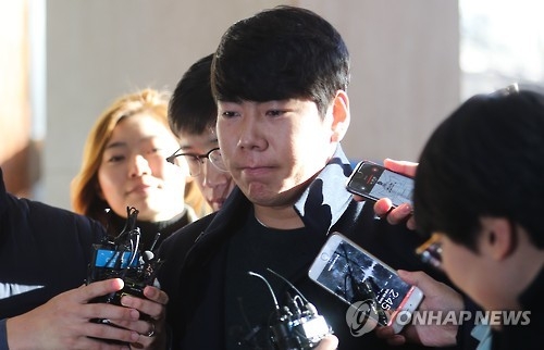 In this file photo taken on Dec. 6, 2016, Kang Jung-ho, South Korean infielder for the Pittsburgh Pirates, arrives at Gangnam Police Station in southern Seoul to face questioning over allegations he fled the scene after causing a traffic accident while driving under the influence of alcohol earlier in the month. (Yonhap)