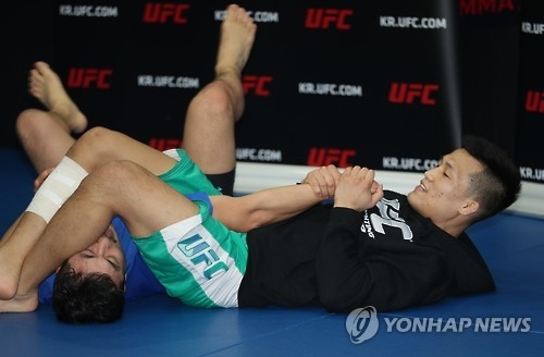 South Korean mixed martial arts (MMA) fighter Jung Chan-sung displays his ground skills at his gym in Seoul on Jan. 4, 2017. (Yonhap)