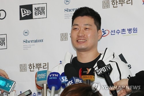 Oh Seung-hwan of the St. Louis Cardinals smiles during a press conference at Incheon International Airport on Jan. 6, 2017. (Yonhap)