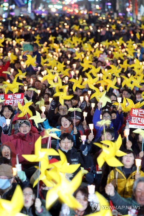 Protesters who gathered in Seoul's Gwanghwamun Square demand President Park Geun-hye's resignation in the 11th consecutive weekly rally held on Jan. 7, 2017. (Yonhap) 
