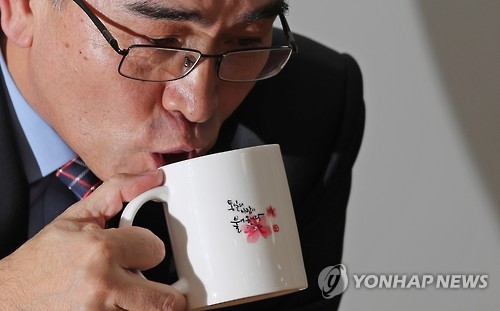 Thae Yong-ho, a former North Korean minister at the North Korean Embassy in London, drinks water while speaking to Yonhap News Agency on Jan. 8, 2017. (Yonhap)