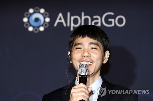 In this file photo taken on March 15, 2016, South Korean Go master Lee Se-dol speaks during a press conference after finishing a Go tournament against Google's artificial intelligence (AI) program AlphaGo at a Seoul hotel. (Yonhap)