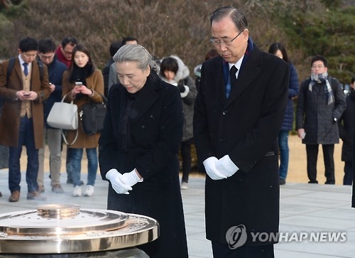 Former U.N. Secretary-General Ban Ki-moon and his wife Yoo Soon-taek take a moment of silence to pay their respects at the Seoul National Cemetery in southern Seoul on Jan. 13, 2017. (Yonhap)