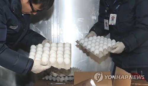 Experts check samples of U.S.-imported eggs at Incheon International Airport in this photo taken on Jan. 12, 2017. (Yonhap) 