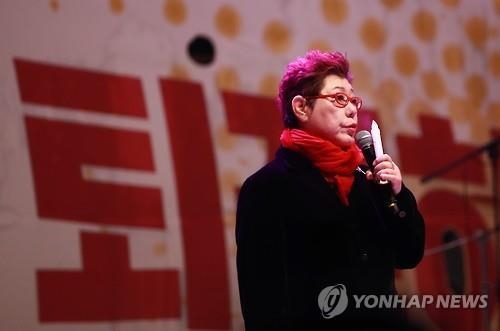 In this photo taken on Nov. 27, 2016, singer Yang Hee-eun performs during the fifth rally in central Seoul to demand President Park Geun-hye's resignation over the influence-peddling scandal centered on her and her friend. (Yonhap) 