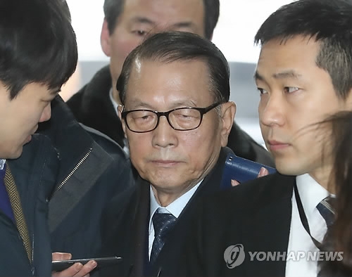 Court holds hearing on arrest warrants for culture minister, former Park aide over artist blacklist