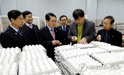 (LEAD) Eggs imported from U.S. hit shelves amid outbreak of bird flu - 2