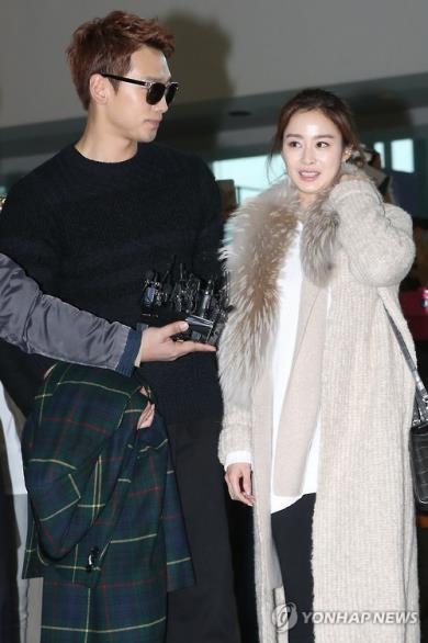 Singer Rain and actress Kim Tae-hee speak to reporters at Incheon International Airport before leaving for their honeymoon in Bali on Jan. 22, 2017. (Yonhap)