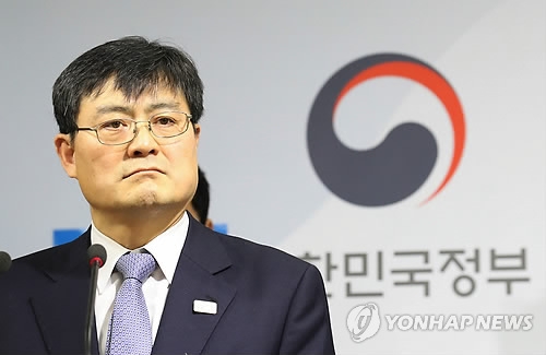 Acting culture minister Song Soo-keun listens to a question from a reporter during a news conference to make a public apology over the "blacklist" allegations at the ministry office in Sejong, south of Seoul, on Jan. 23, 2017. (Yonhap)