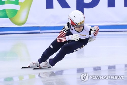 In this file photo taken on Dec. 18, 2016, South Korean short track speed skaters Choi Min-jeong competes in the women's 3,000m relay during the International Skating Union World Cup Short Track Speed Skating at Gangneung Ice Arena in Gangneung, Gangwon Province. (Yonhap)