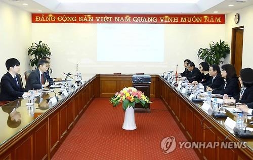Park No-hwang (2nd from L), president and CEO of Yonhap News Agency, discusses news exchange cooperation with the management of Vietnam News Agency (VNA) at VNA headquarters in Hanoi on Feb. 9, 2017 (VNA-Yonhap)