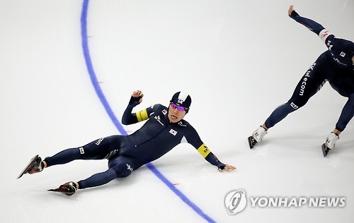 (LEAD) S. Korean speed skater injured in fall at worlds