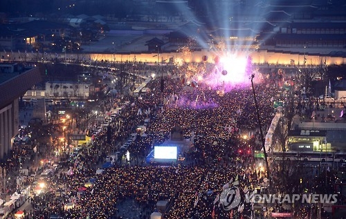 The file photo, taken on March 11, 2017, shows tens of thousands of people gathered in downtown Seoul to celebrate the removal of former President Park Geun-hye from office on the previous day. At their peak, gatherings calling for Park's ouster over various corruption charges were said to have attracted as many as 1 million demonstrators on a single day. (Yonhap)