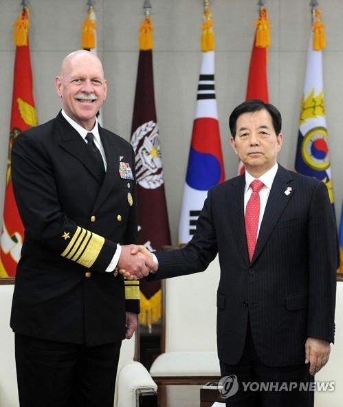 South Korean Defense Minister Han Min-koo (R) shakes hands with Adm. Scott Swift, commander of the U.S. Pacific Fleet, during their meeting in Seoul on April 3, 2017. (Courtesy of the Ministry of National Defense)
